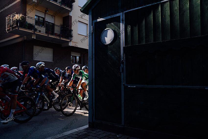 Picture by Zac Williams/SWpix.com- 12/03/2023 - Cycling - 2023 Tirreno Adriatico Stage 7 - San Benedetto Del Tronto, Italy - The peloton during the final lap. ETAPE 07 SAN BENEDETTO DEL TRONTO/SAN BENEDETTO DEL TRONTO 