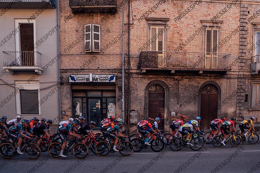 Picture by Zac Williams/SWpix.com- 12/03/2023 - Cycling - 2023 Tirreno Adriatico Stage 7 - San Benedetto Del Tronto, Italy - The peloton ride during stage 7. ETAPE 07 SAN BENEDETTO DEL TRONTO/SAN BENEDETTO DEL TRONTO 