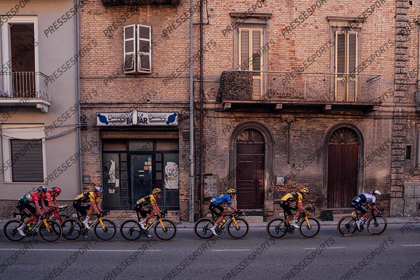 Picture by Zac Williams/SWpix.com- 12/03/2023 - Cycling - 2023 Tirreno Adriatico Stage 7 - San Benedetto Del Tronto, Italy - Attila Valter, Wout Van Aert, Koen Bouwman, Primoz Roglic, Tiesj Benoot, Jumbo Visma. ETAPE 07 SAN BENEDETTO DEL TRONTO/SAN BENEDETTO DEL TRONTO 