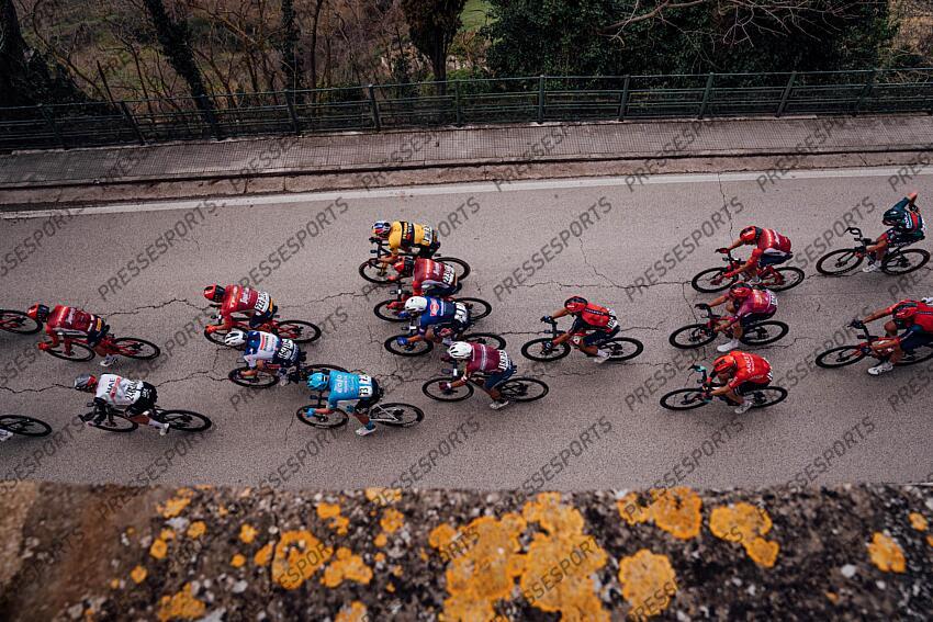 Picture by Zac Williams/SWpix.com- 12/03/2023 - Cycling - 2023 Tirreno Adriatico Stage 7 - San Benedetto Del Tronto, Italy - The peloton during Stage 7. ETAPE 07 SAN BENEDETTO DEL TRONTO/SAN BENEDETTO DEL TRONTO 