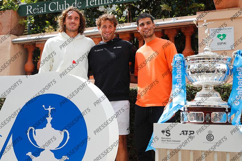 (L-R) Stefano Tshitshipas (GRE), Casper Ruud (NOR), Carlos Alcaraz (ESP), APRIL17, 2023 - Tennis : Tsitsipas, Ruud and Alcaraz at the photo session on the Barcelona Open Banc Sabadell tennis tournament at the Real Club de Tenis de Barcelona in Barcelona, Spain. (Photo by Mutsu Kawamori/AFLO) Tennis : Barcelona Open Banc Sabadell 2023 