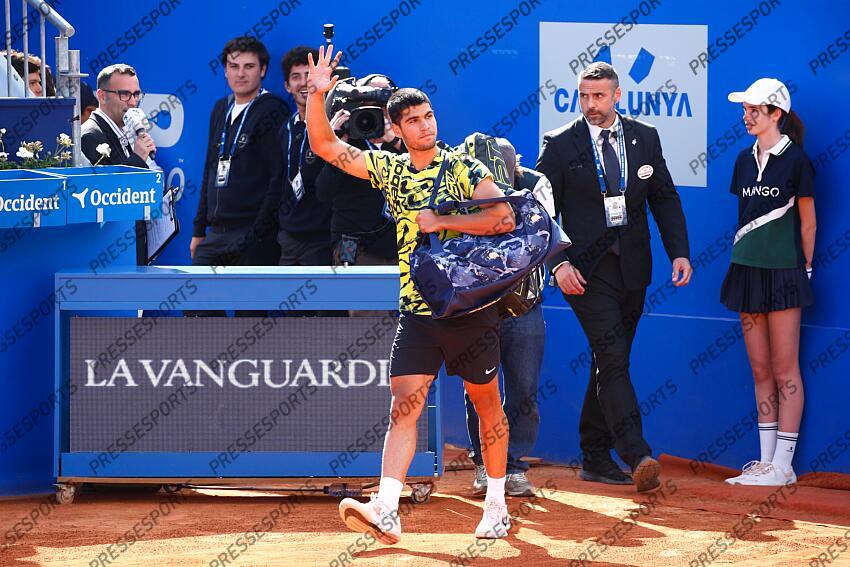 Carlos Alcaraz (ESP), APRIL18, 2023 - Tennis : Carlos Alcaraz responds to cheers before the singles 2nd round match against Nuno Borges on the Barcelona Open Banc Sabadell tennis tournament at the Real Club de Tenis de Barcelona in Barcelona, Spain. (Photo by Mutsu Kawamori/AFLO) Tennis : Barcelona Open Banc Sabadell 2023 