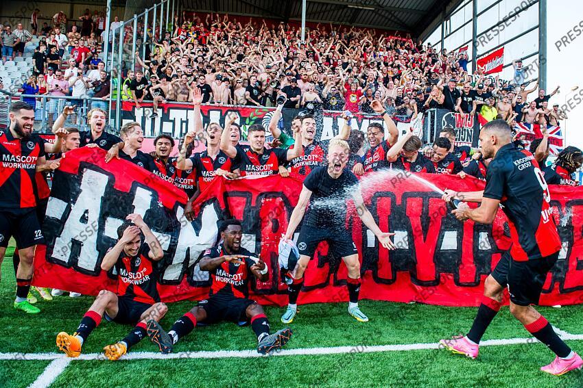 EMMEN - Almere City FC players celebrate promotion to the premier league \9m\ Almere City FC coach Alex Pastoor during the play-off promotion/relegation match between FC Emmen and Almere City FC at De Oude Meerdijk on June 11, 2023 in Emmen, Netherlands. ANP COR LASKER FC EMMEN-ALMERE CITY FC (1-2) 
