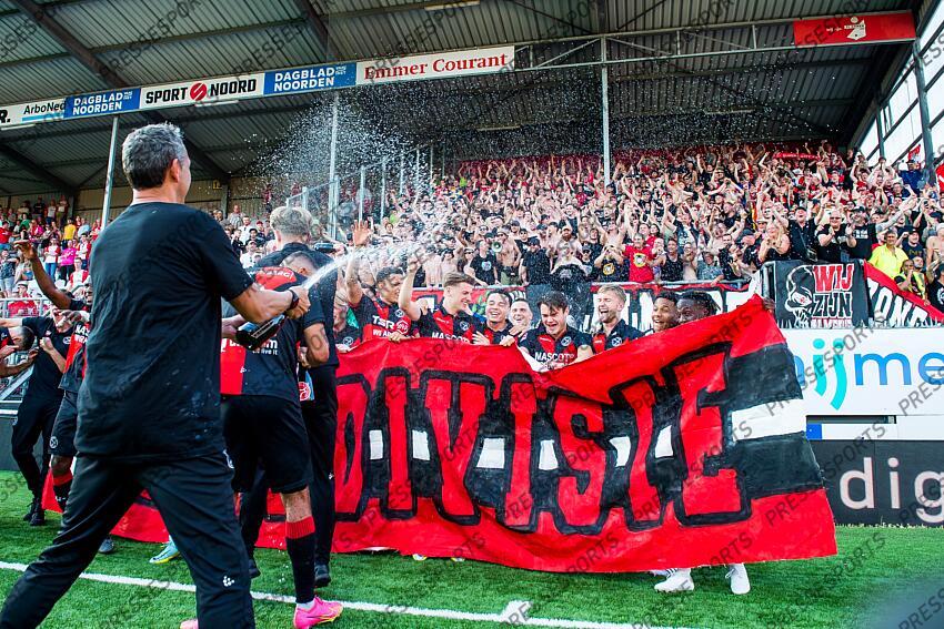 EMMEN - Almere City FC players celebrate promotion to the premier league during the play-off promotion/relegation match between FC Emmen and Almere City FC at De Oude Meerdijk on June 11, 2023 in Emmen, Netherlands. ANP COR LASKER FC EMMEN-ALMERE CITY FC (1-2) 