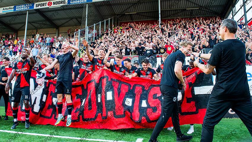EMMEN - Almere City FC players celebrate promotion to the premier league during the play-off promotion/relegation match between FC Emmen and Almere City FC at De Oude Meerdijk on June 11, 2023 in Emmen, Netherlands. ANP COR LASKER FC EMMEN-ALMERE CITY FC (1-2) 