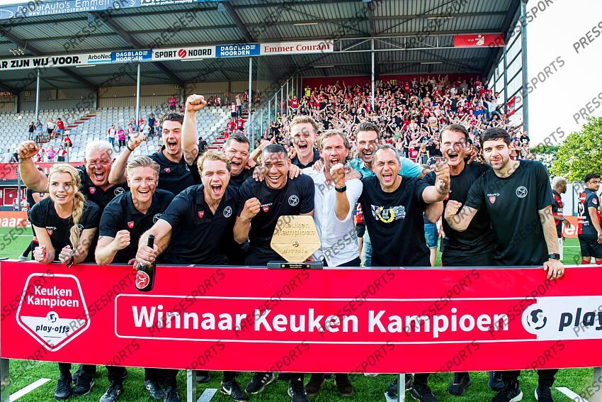 EMMEN - Almere City FC players celebrate the promotion to the premier league with (m) Almere City FC coach Alex Pastoor during the play-off promotion/relegation match between FC Emmen and Almere City FC at De Oude Meerdijk on June 11, 2023 in Emmen, Netherlands . ANP COR LASKER FC EMMEN-ALMERE CITY FC (1-2) 