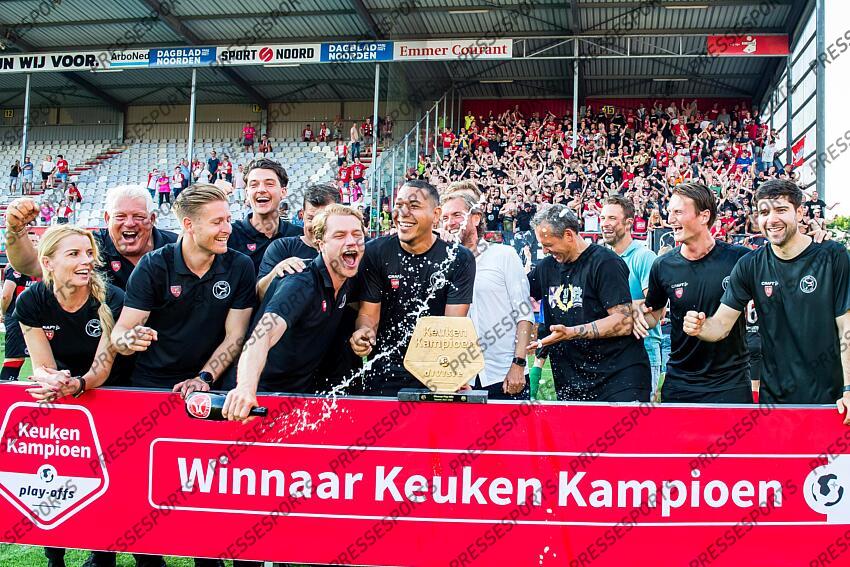EMMEN - Almere City FC players celebrate the promotion to the premier league with (m) Almere City FC coach Alex Pastoor during the play-off promotion/relegation match between FC Emmen and Almere City FC at De Oude Meerdijk on June 11, 2023 in Emmen, Netherlands . ANP COR LASKER FC EMMEN-ALMERE CITY FC (1-2) 