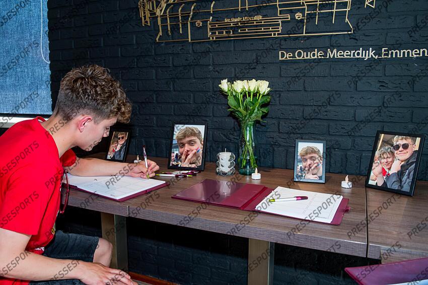EMMEN - Supporters can sign the register in a specially equipped corner in the supporters home for Roy van Mil who passed away last week during the play-off promotion/relegation match between FC Emmen and Almere City FC at De Oude Meerdijk on June 11, 2023 in Emmen, The Netherlands. ANP COR LASKER FC EMMEN-ALMERE CITY FC (1-2) 