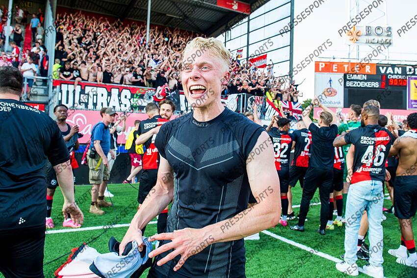 EMMEN - Almere City FC players celebrate the promotion to the premier league (m) Thomas Poll of Almere City FC during the play-off promotion/relegation match between FC Emmen and Almere City FC at De Oude Meerdijk on June 11, 2023 in Emmen, Netherlands. ANP COR LASKER FC EMMEN-ALMERE CITY FC (1-2) 