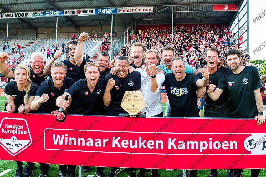 EMMEN - Almere City FC players celebrate the promotion to the premier league with (m) Almere City FC coach Alex Pastoor during the play-off promotion/relegation match between FC Emmen and Almere City FC at De Oude Meerdijk on June 11, 2023 in Emmen, Netherlands . ANP COR LASKER FC EMMEN-ALMERE CITY FC (1-2) 