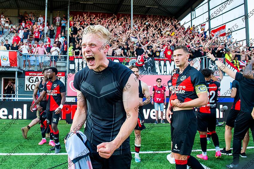 EMMEN - Almere City FC players celebrate the promotion to the premier league (m) Thomas Poll of Almere City FC during the play-off promotion/relegation match between FC Emmen and Almere City FC at De Oude Meerdijk on June 11, 2023 in Emmen, Netherlands. ANP COR LASKER FC EMMEN-ALMERE CITY FC (1-2) 