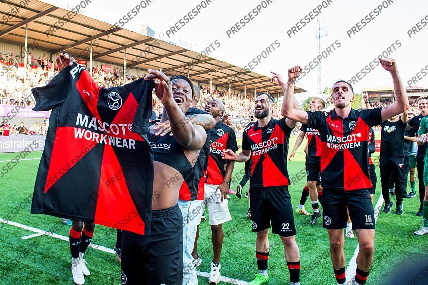 EMMEN - Almere City FC players celebrate promotion to the premier league during the play-off promotion/relegation match between FC Emmen and Almere City FC at De Oude Meerdijk on June 11, 2023 in Emmen, Netherlands. ANP COR LASKER FC EMMEN-ALMERE CITY FC (1-2) 