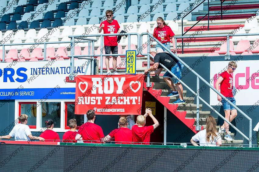 Emmen - Comrades of the deceased Roy van Mil who died in an accident last week hung a banner in the stadium during the play-off promotion/relegation match between FC Emmen and Almere City FC in De Oude Meerdijk on June 11, 2023 in Emmen, The Netherlands. ANP COR LASKER FC EMMEN-ALMERE CITY FC (1-2) 