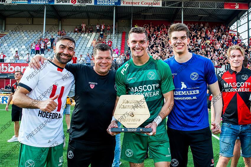 EMMEN - (m) Almere City FC goalkeeper Nordin Bakker with the kitchen champion trophy cup during the play-off promotion/relegation game between FC Emmen and Almere City FC at De Oude Meerdijk on June 11, 2023 in Emmen, Netherlands. ANP COR LASKER FC EMMEN-ALMERE CITY FC (1-2) 