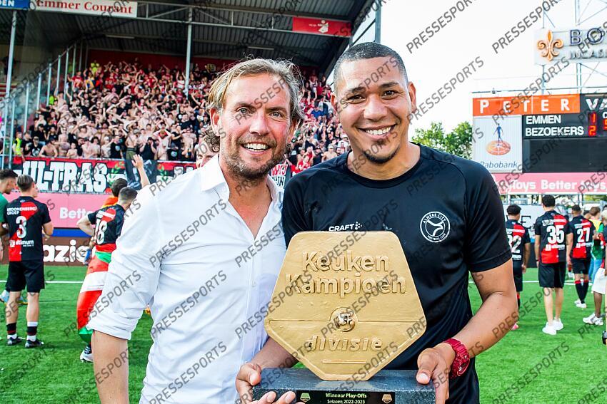 EMMEN - Almere City FC coach Alex Pastoor, Almere City FC assistant coach Hedwiges Maduro celebrate the promotion to the premier league with during the play-off promotion/relegation match between FC Emmen and Almere City FC in De Oude Meerdijk on June 11, 2023 in Emmen, The Netherlands. ANP COR LASKER FC EMMEN-ALMERE CITY FC (1-2) 