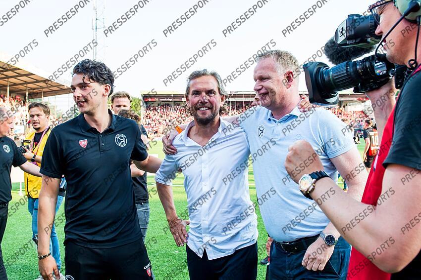 EMMEN - (m) Almere City FC coach Alex Pastoor celebrates the promotion to the premier league during the play-off promotion/relegation match between FC Emmen and Almere City FC at De Oude Meerdijk on June 11, 2023 in Emmen, Netherlands. ANP COR LASKER FC EMMEN-ALMERE CITY FC (1-2) 