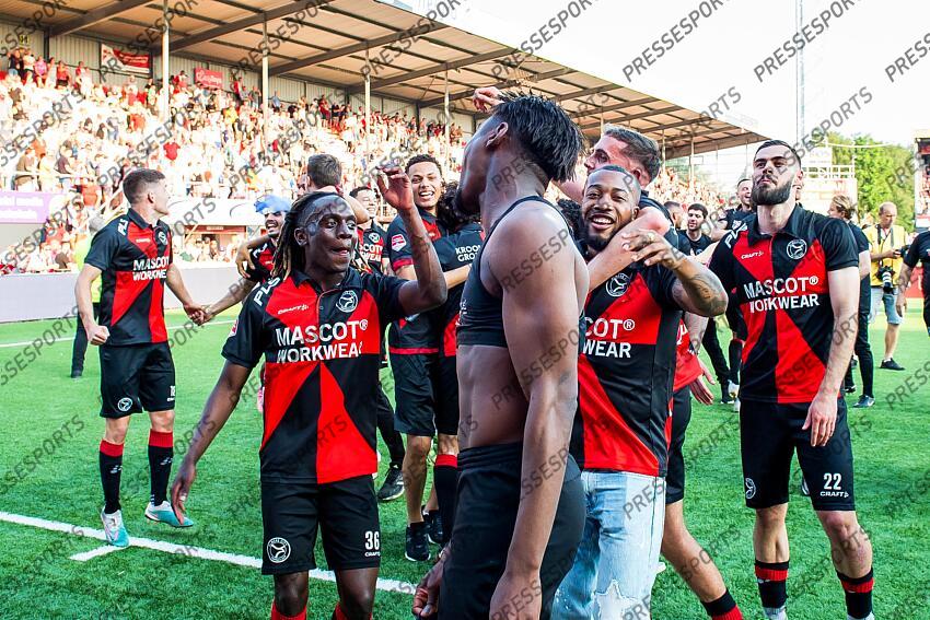 EMMEN - Almere City FC players celebrate promotion to the premier league during the play-off promotion/relegation match between FC Emmen and Almere City FC at De Oude Meerdijk on June 11, 2023 in Emmen, Netherlands. ANP COR LASKER FC EMMEN-ALMERE CITY FC (1-2) 
