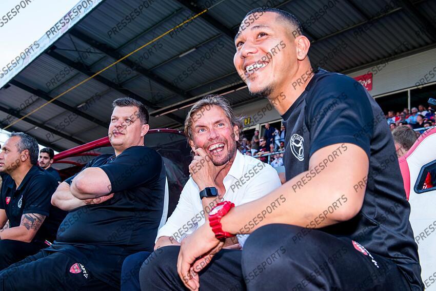 EMMEN - (r) Almere City FC coach Alex Pastoor and Almere City FC assistant coach Hedwiges Maduro know that promotion to the premier league cannot go wrong during the play-off promotion/relegation match between FC Emmen and Almere City FC in De Oude Meerdijk on June 11, 2023 in Emmen, Netherlands. ANP COR LASKER FC EMMEN-ALMERE CITY FC (1-2) 