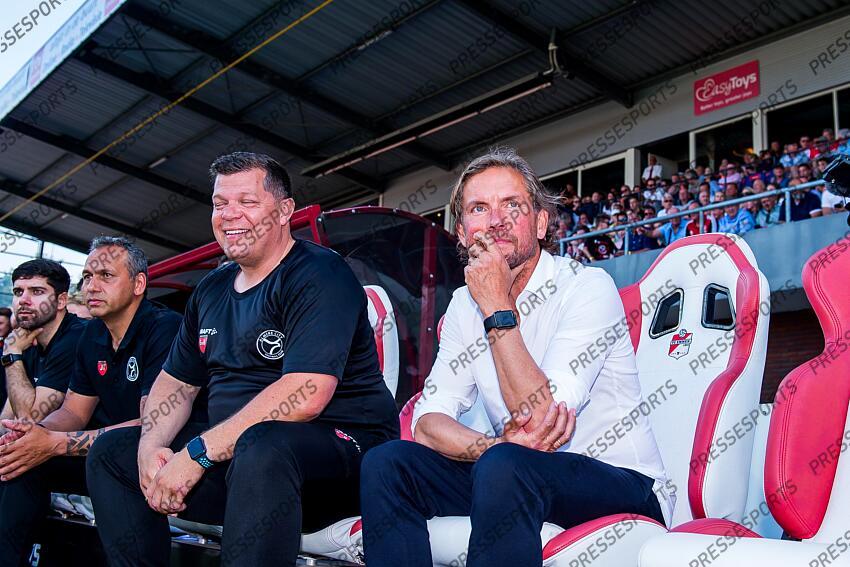 EMMEN - (r) Almere City FC coach Alex Pastoor knows that promotion to the premier league cannot go wrong during the play-off promotion/relegation match between FC Emmen and Almere City FC at De Oude Meerdijk on June 11, 2023 in Emmen, the Netherlands . ANP COR LASKER FC EMMEN-ALMERE CITY FC (1-2) 