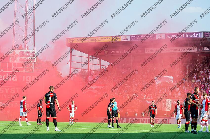 EMMEN - Short interruption due to smoke on the field during the play-off promotion/relegation match between FC Emmen and Almere City FC at De Oude Meerdijk on June 11, 2023 in Emmen, Netherlands. ANP COR LASKER FC EMMEN-ALMERE CITY FC (1-2) 