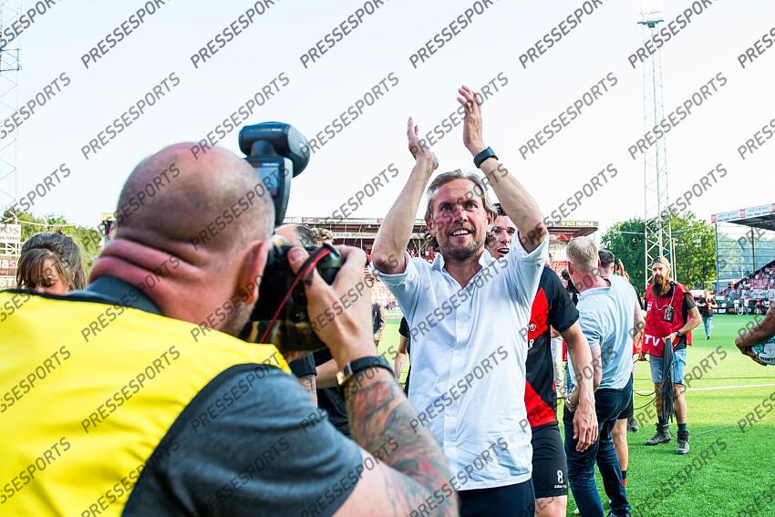 EMMEN - Almere City FC players celebrate promotion to the premier league (m) Almere City FC coach Alex Pastoor during the play-off promotion/relegation match between FC Emmen and Almere City FC at De Oude Meerdijk on June 11, 2023 in Emmen, Netherlands. ANP COR LASKER FC EMMEN-ALMERE CITY FC (1-2) 