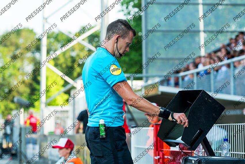EMMEN - Referee Joey Kooij looks back at the images of a foul on Ole Romeny or FC Emmen and sees that it is not a penalty during the play-off promotion/relegation match between FC Emmen and Almere City FC in De Oude Meerdijk on June 11, 2023 in Emmen, Netherlands. ANP COR LASKER FC EMMEN-ALMERE CITY FC (1-2) 