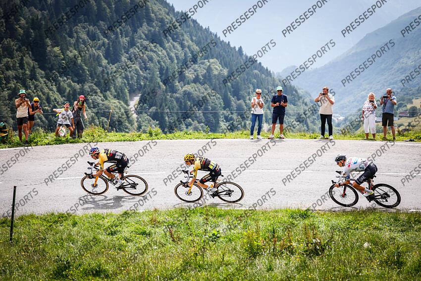 van aert (wout) - (bel) - vingegaard (jonas) - (dan) - pogacar (tadej) - (slv) - TARBES/CAUTERETS CAMBASQUE SELECTION DES PHOTOGRAPHES photo retouchee descente du col du Tourmalet 