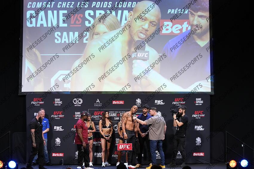 Ciryl Gane (FRA) lors la pesée cérémoniale de l’UFC Fight Night à l’Accor Arena UFC Fight Night Gane vs Spivac pesée officiel 