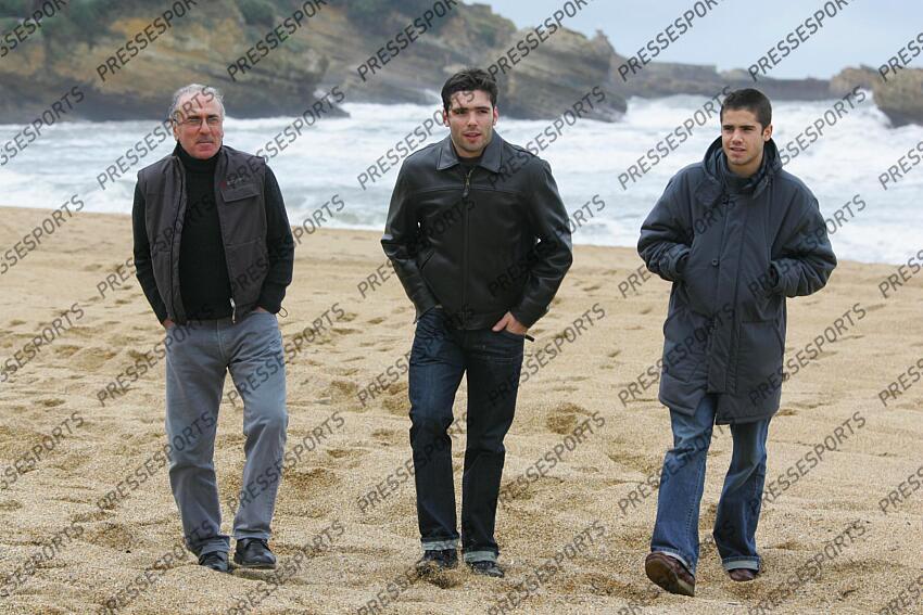 yachvili (michel) yachvili (dimitri) yachvili (charles edouard) MAGAZINE YACHVILI avec son pere michel et son jeune frere charles edouard sur la plage de biarritz 
