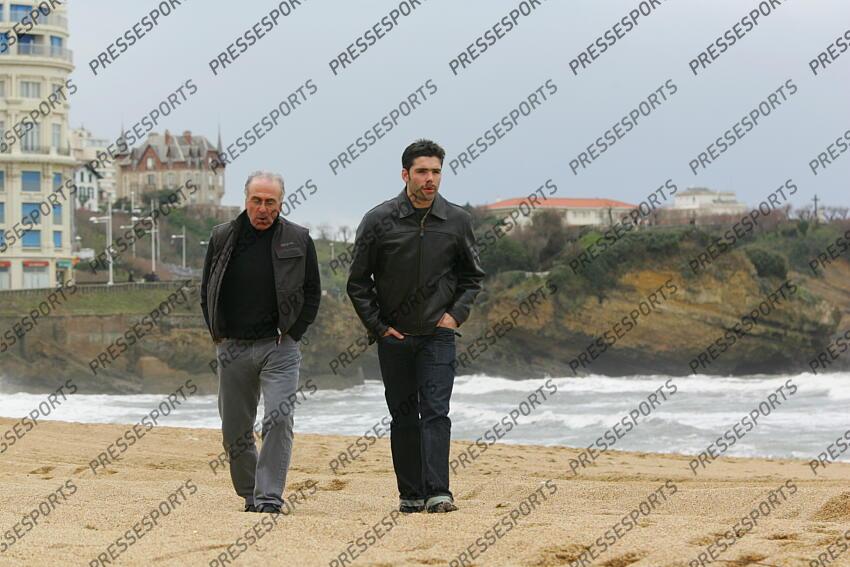 yachvili (michel) yachvili (dimitri) MAGAZINE YACHVILI avec son pere michel sur la plage de biarritz L'(16/02/2005) 