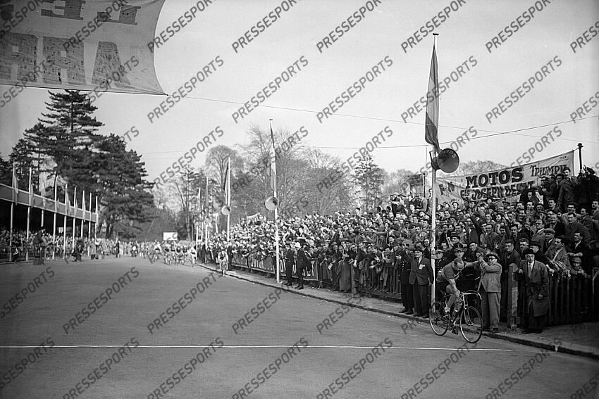 hendrickx (marcel) -bel- PARIS/BRUXELLES fonds n/b parution miroir des sports 456 26/04/1954 retro course Paris/Bruxelles des annees 50's 