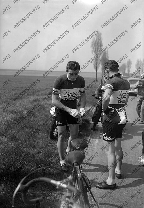 petrucci (loretto) PARIS/BRUXELLES Abandon de Petrucci sur incidents mécaniques, u, peu avant Soissons fonds n/b parution miroir des sports 456 26/04/1954 retro course Paris/Bruxelles des annees 50's 