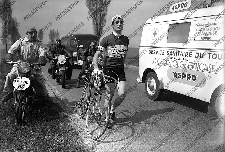 petrucci (loretto) PARIS/BRUXELLES Abandon de Petrucci sur incidents mécaniques, u, peu avant Soissons fonds n/b parution miroir des sports 456 26/04/1954 caravane Aspro retro course Paris/Bruxelles des annees 50's 
