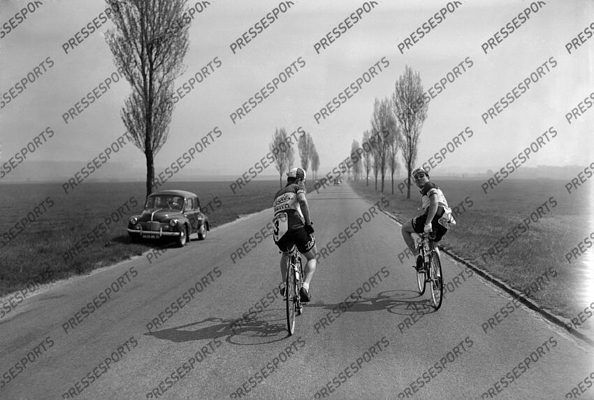petrucci (loretto) PARIS/BRUXELLES Abandon de Petrucci sur incidents mécaniques, u, peu avant Soissons fonds n/b parution miroir des sports 456 26/04/1954 retro course Paris/Bruxelles des annees 50's 