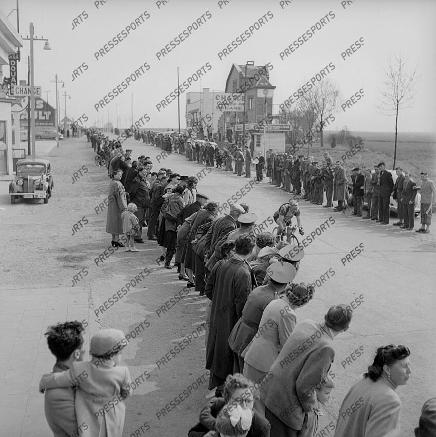 PARIS/BRUXELLES La douane franco-belge. fonds n/b retro course Paris/Bruxelles des annees 50's 