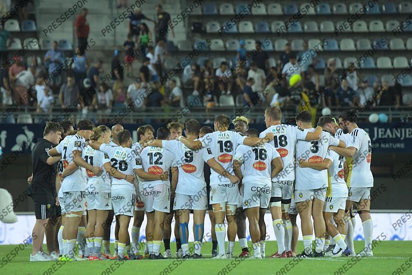 de g/d : jegou (oscar) - bosmorin (hoani) - iribaren (teddy) - favre (jules) - kerr barlow (tawera) - della schiava (noe) - idoumi (sacha) - ployet (thomas) - kuntelia (alexandre) - picquette (remi) MONTPELLIER-LA ROCHELLE (26-15) 