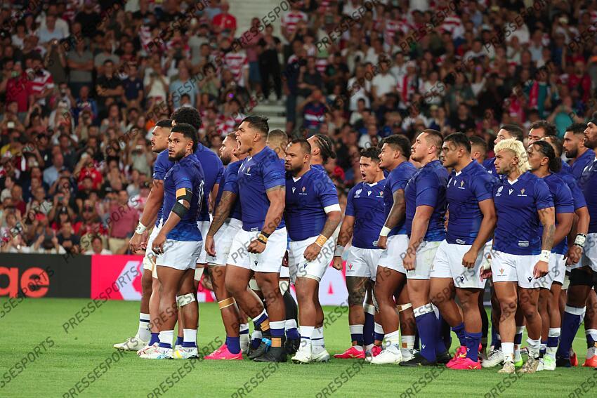 Manu (Tumua) Ala'alatoa (Michael) Leuila (D'Angelo) Matavao (Mealani) Toala (Danny) Lay (Jordan) Malolo (Sama) Taumateine (Jonathan) JAPON-SAMOA (28-22) Foma'i (Neria) à droite 