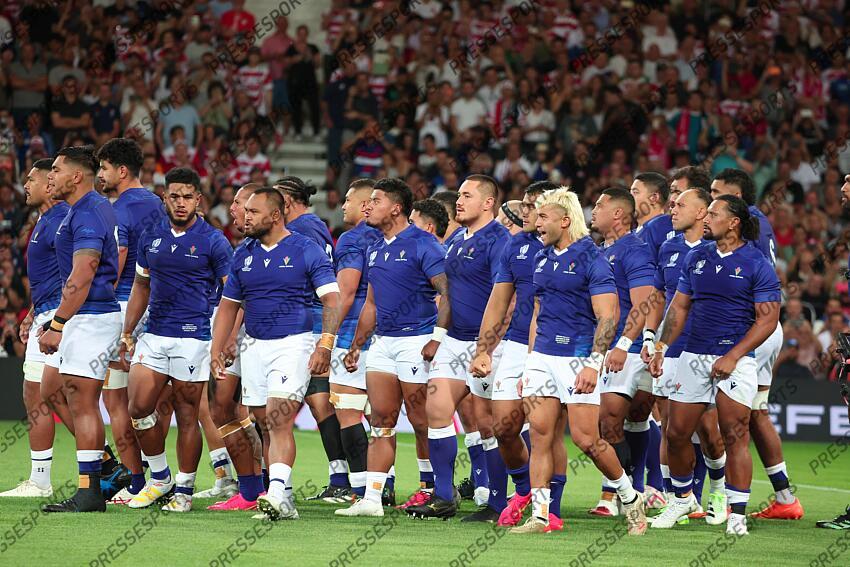 Manu (Tumua) Leuila (D'Angelo) Toala (Danny) Lay (Jordan) Malolo (Sama) Taumateine (Jonathan) Alainu'uese (Brian) JAPON-SAMOA (28-22) Ala'alatoa (Michael) à gauche Foma'i (Neria) à droite 
