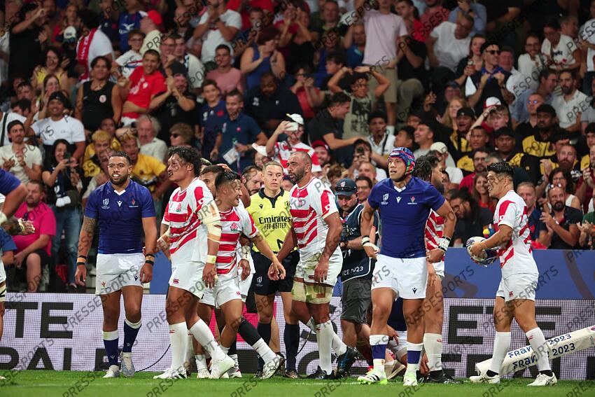 Inagaki (Keita) Saito (Naoto) Leitch (Michael Geoffrey) JAPON-SAMOA (28-22) joie japon apres essai de leitch Paia'aua (Duncan) à gauche Leali'ifano (Christian) et Matsuda (Rikiya) à droite 
