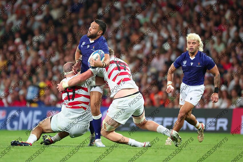 Paia'aua (Duncan) JAPON-SAMOA (28-22) Millar (Craig) 17 et Dearns (Warner) 19 en defense Taumateine (Jonathan) à droite 