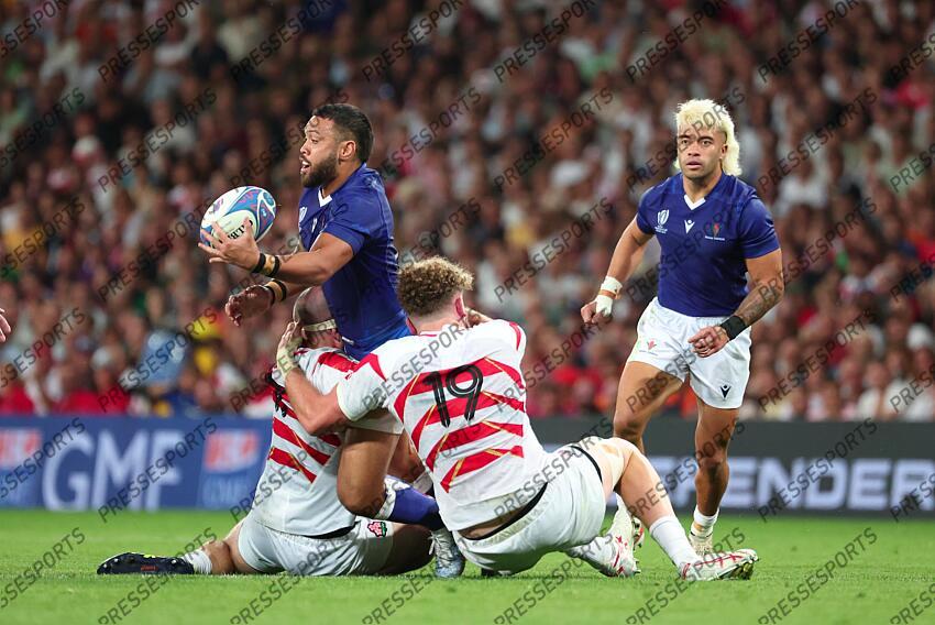 Paia'aua (Duncan) JAPON-SAMOA (28-22) Millar (Craig) 17 et Dearns (Warner) 19 en defense Taumateine (Jonathan) à droite 