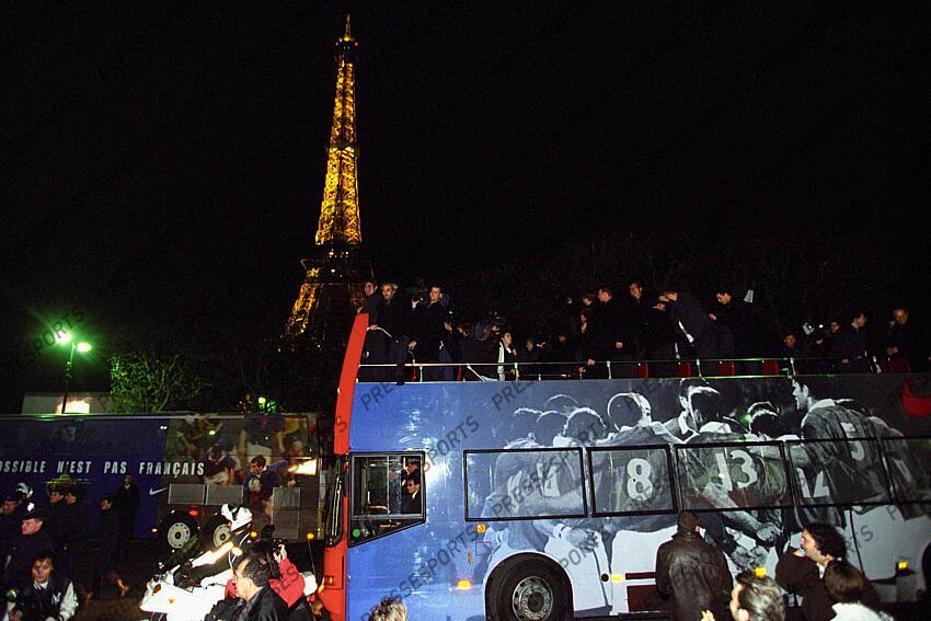 RETOUR FRANCE A PARIS les joueurs de l'Equipe de France dans le bus qui les conduit sur une scene montée devant le champs de Mars et la Tour Eiffel 