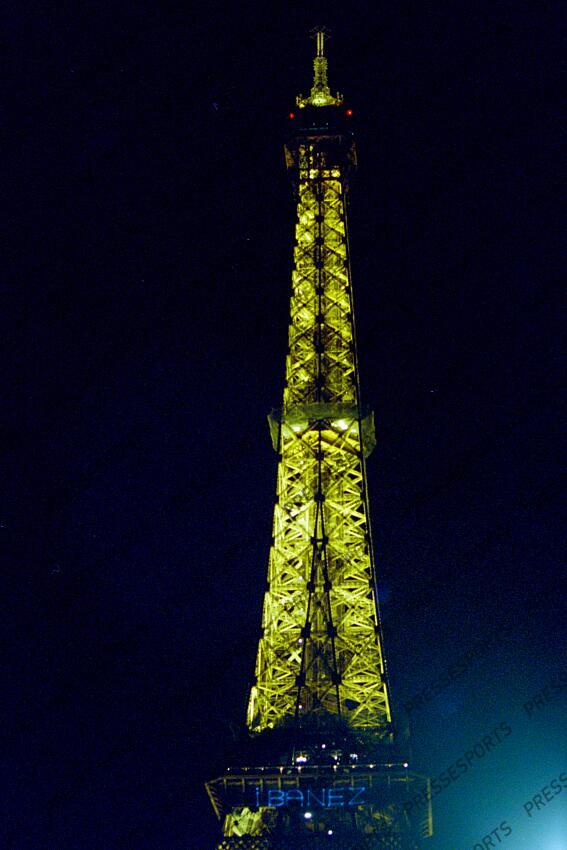 le nom de raphael Ibanez projete sur la Tour Eiffel 