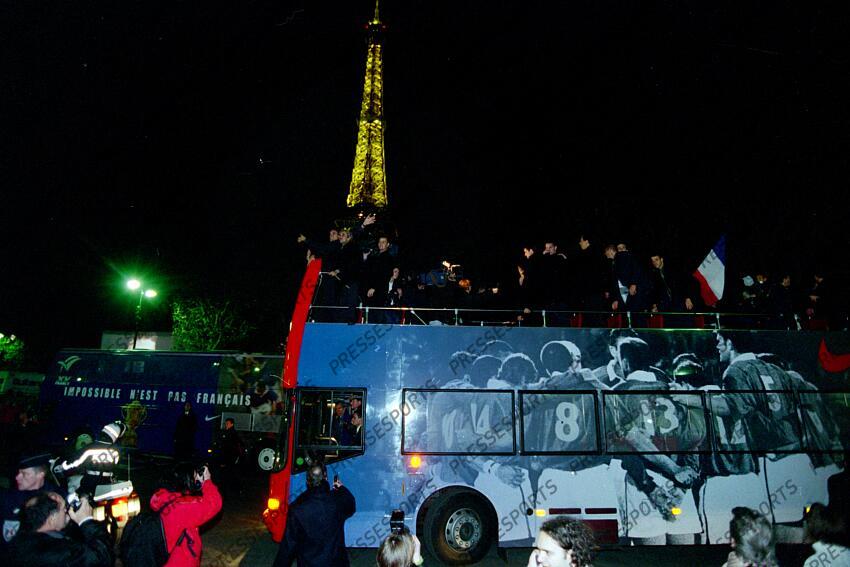 RETOUR FRANCE A PARIS les joueurs de l'Equipe de France dans le bus qui les conduit sur une scene montée devant le champs de Mars et la Tour Eiffel 