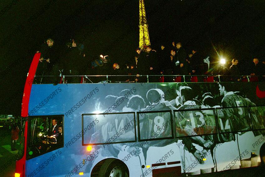 RETOUR FRANCE A PARIS les joueurs de l'Equipe de France dans le bus qui les conduit sur une scene montée devant le champs de Mars et la Tour Eiffel 