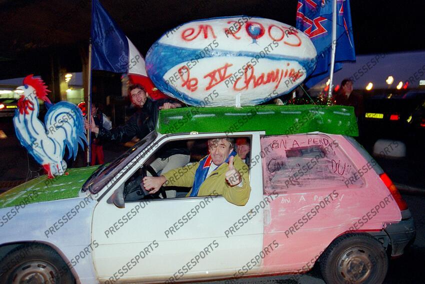 voiture R5 En 2001 le XV Champion les joueurs de l'Equipe de France sur une scene montée devant le champs de Mars et la Tour Eiffel 