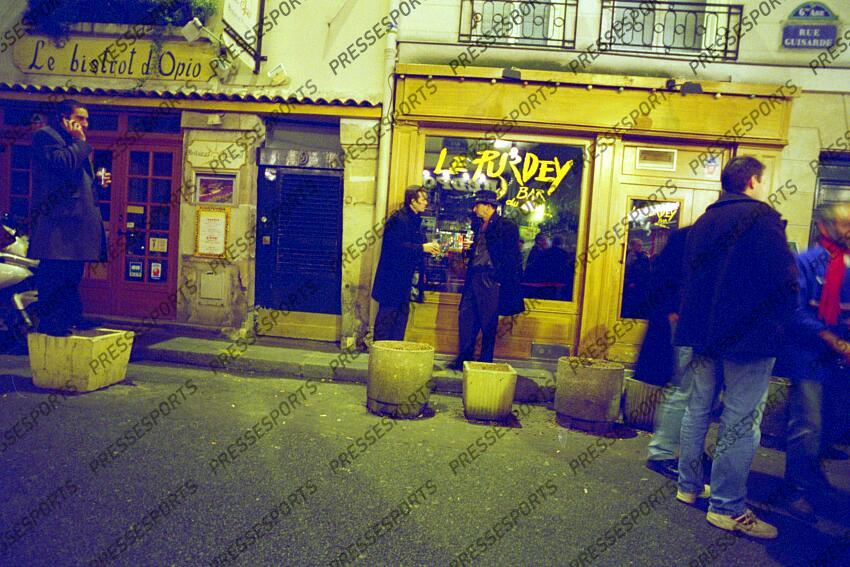 villepreux (pierre) galthie (fabien) discutent devant le Purdey Bar rue Guisarde (rue de la Soif) 