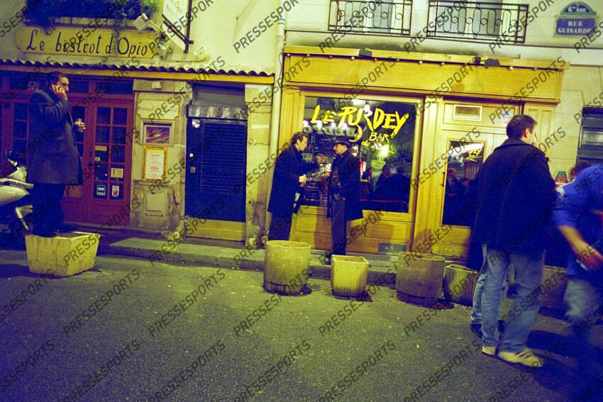 villepreux (pierre) galthie (fabien) discutent devant le Purdey Bar rue Guisarde (rue de la Soif) 