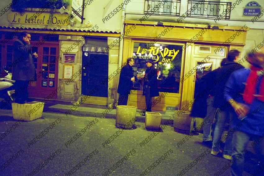 villepreux (pierre) galthie (fabien) discutent devant le Purdey Bar rue Guisarde (rue de la Soif) 
