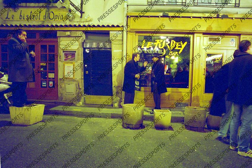 villepreux (pierre) galthie (fabien) discutent devant le Purdey Bar rue Guisarde (rue de la Soif) 